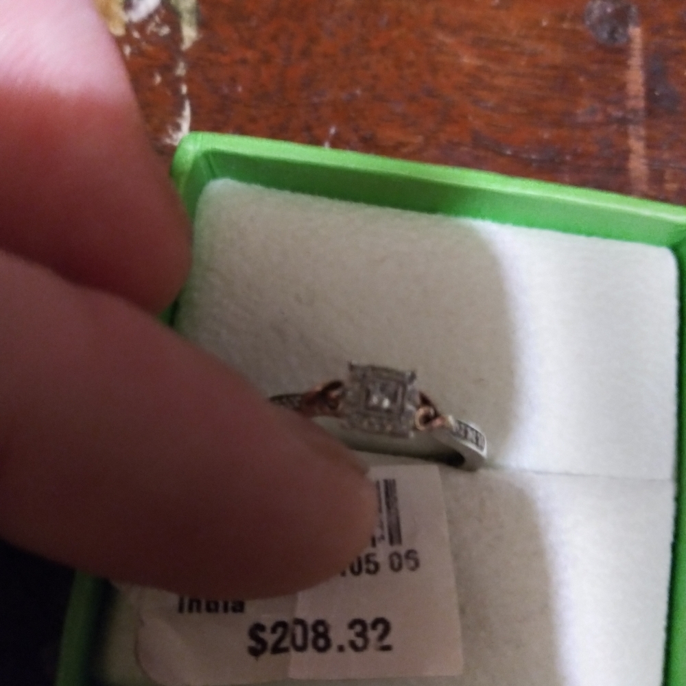 White 14 karat gold ring 1/10 of a ct